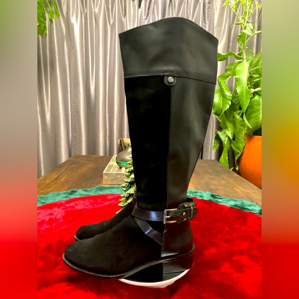 VINCE CAMUTO Women Boots Size 8M. Pre-Owned. Great conditions.